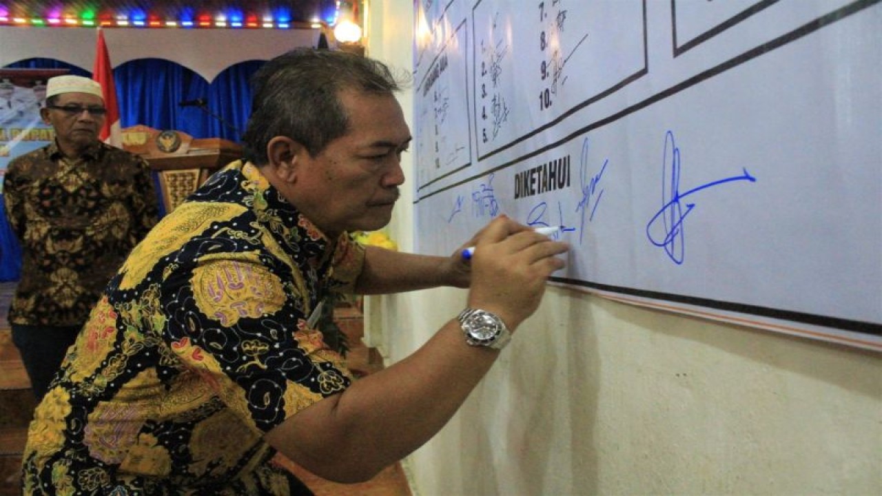 Kepala BNNP Sumatera Barat Sukria Gaos saat menandatangi pencanangan Nagari Bersih Narkoba di Pasaman Barat. ANTARA/dokumentasi
