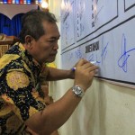 Kepala BNNP Sumatera Barat Sukria Gaos saat menandatangi pencanangan Nagari Bersih Narkoba di Pasaman Barat. ANTARA/dokumentasi-1672196942
