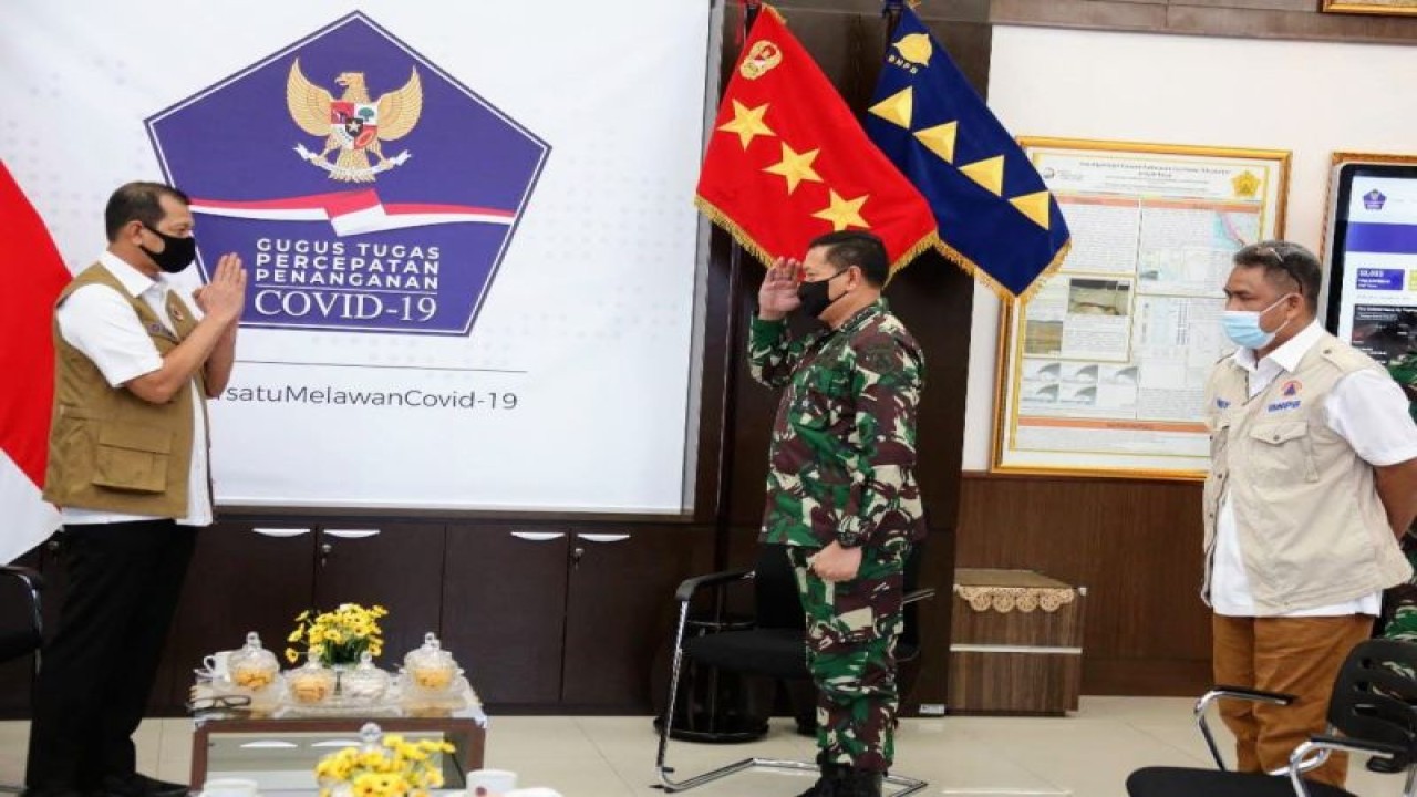 Arsip - Kepala BNPB Doni Monardo (saat itu) dan Pangkogabwilhan 1, Yudo Margono di Kantor BNPB. ANTARA/HO - BNPB/Cherman