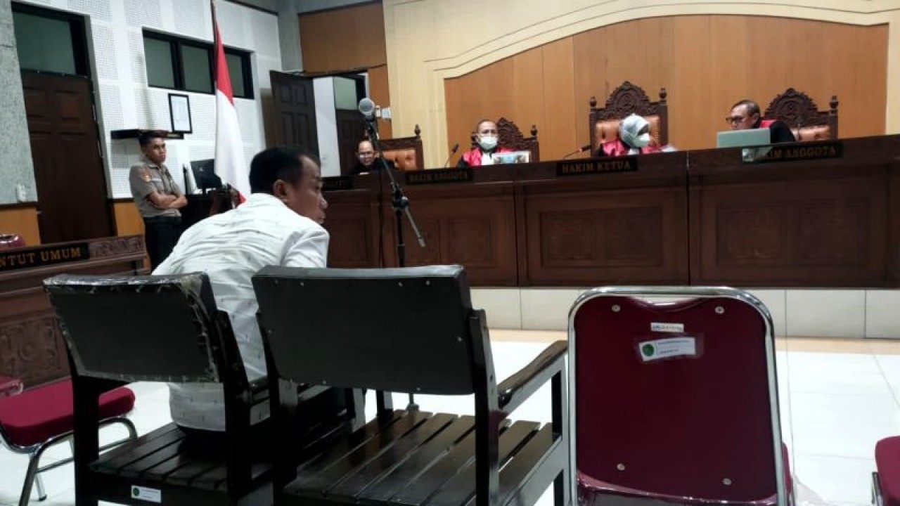 Terdakwa korupsi proyek pembangunan gedung serba guna di Desa Mawu Abidin beranjak dari kursi pesakitan usai menjalani sidang putusan di Pengadilan Negeri Tipikor Mataram, NTB, Selasa (27/12/2022). ANTARA/Dhimas BP