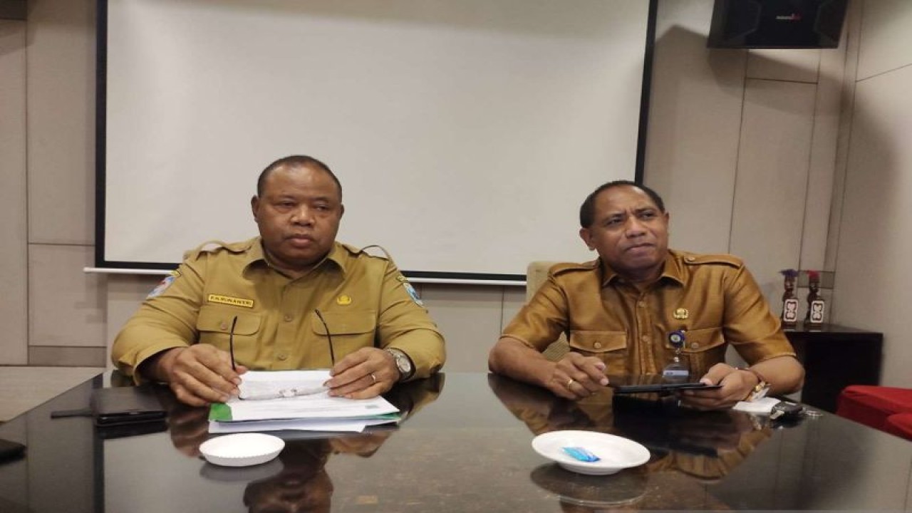 Kepala Dinas Kehutanan Papua Barat Hendrik Runaweri (ANTARA/Tri Adi Santoso)