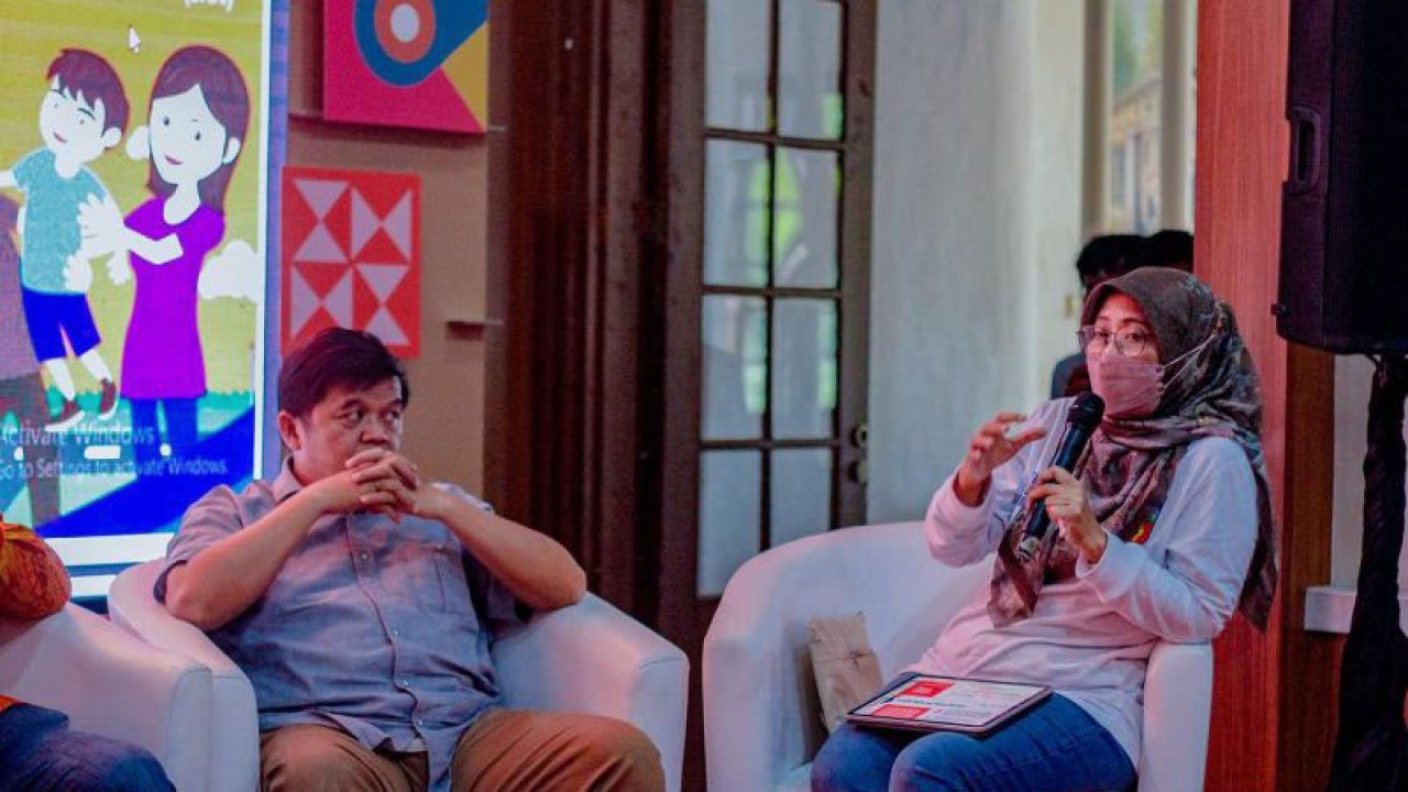 Kepala Dinas Kesehatan (Dinkes) Kota Bogor, Sri Nowo Retno (kanan) saat menjadi panelis dalam diskusi HAM pada Pekan HAM Kota Bogor 2022 di Gedung Bakorwil, Sabtu (10/12/2022). (ANTATA/HO-Pemkot Bogor)