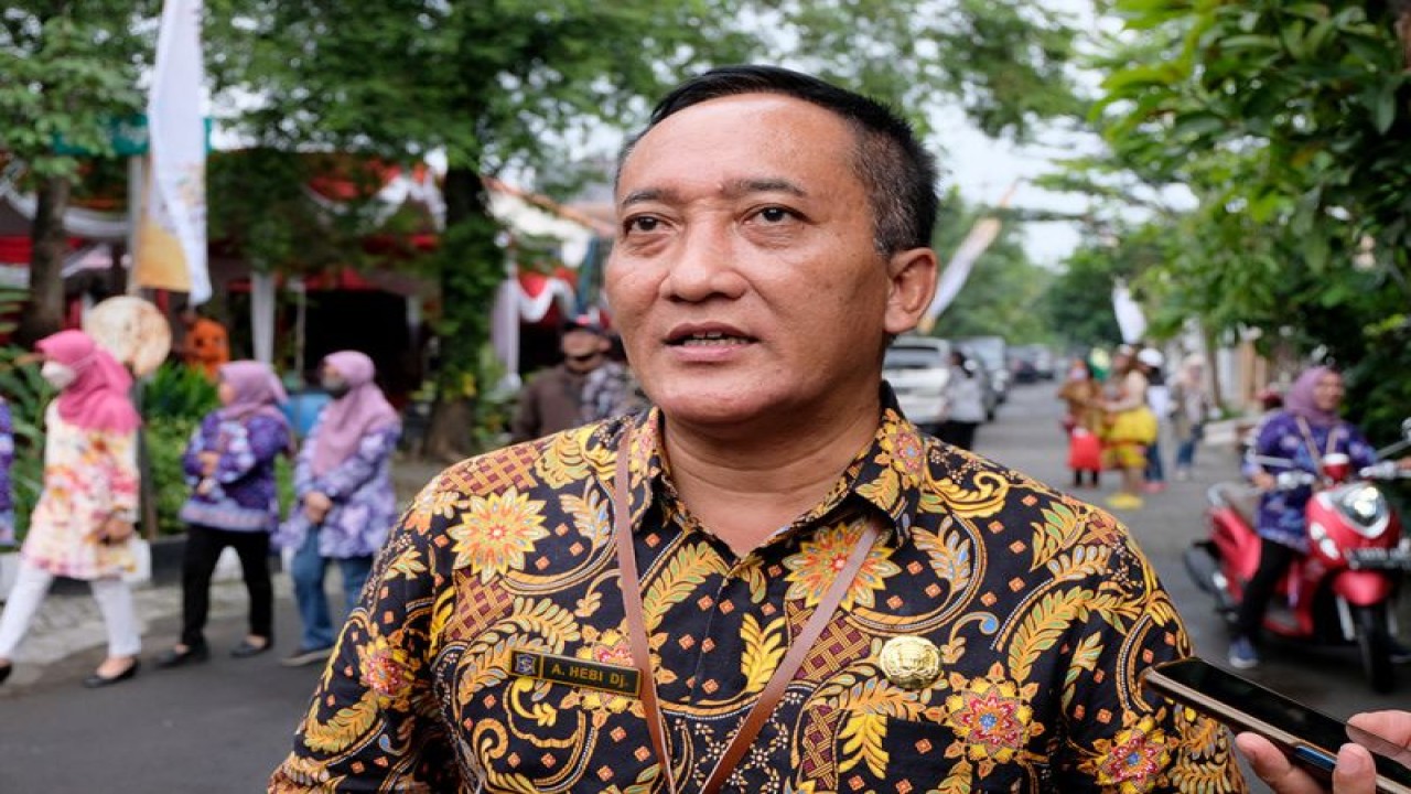 Kepala Dinas Lingkungan Hidup (DLH) Kota Surabaya Agus Hebi Djuniantoro (ANTARA/HO-Diskominfo Surabaya)