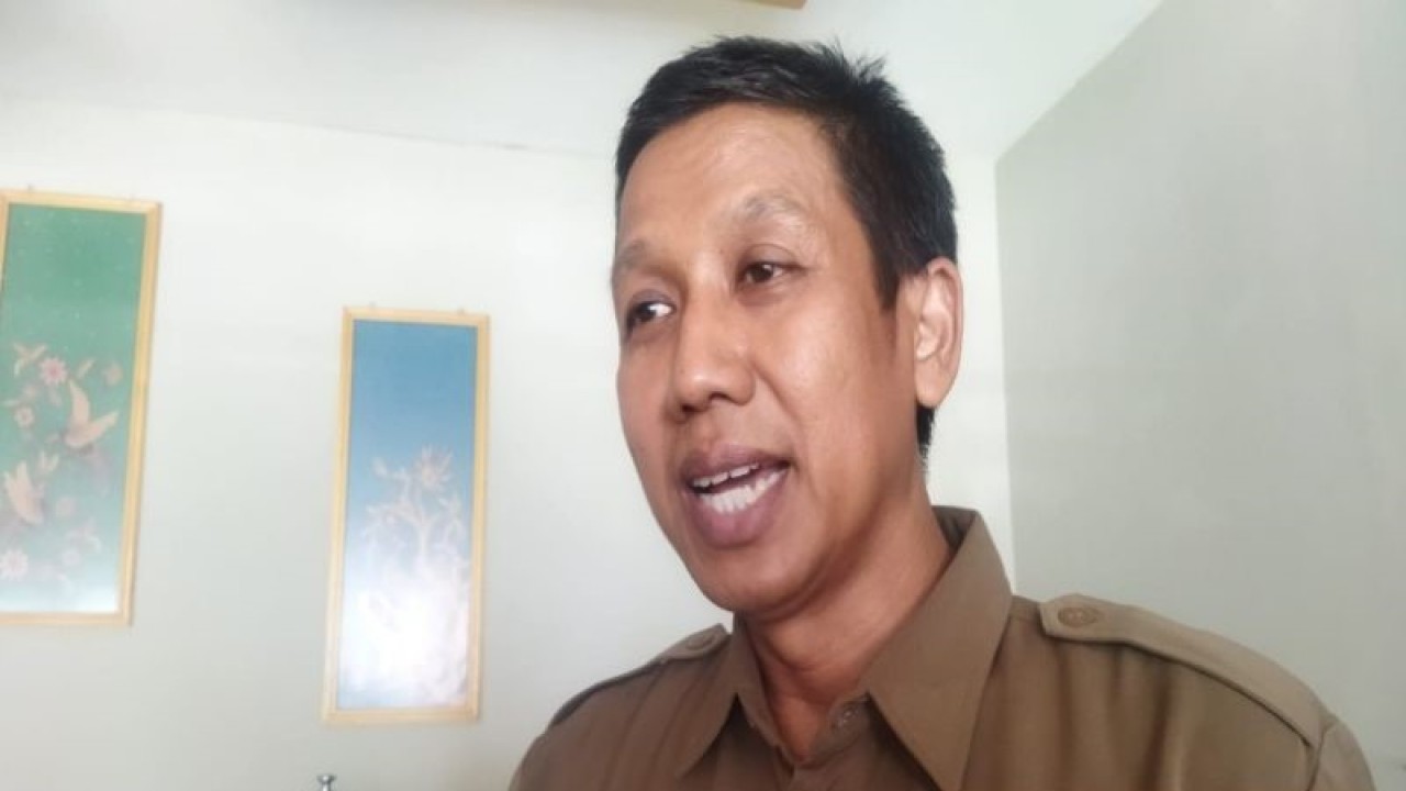 Kepala Dinas Perindustrian dan Tenaga Kerja Kota Pekalongan Sri Budi Santosa. (ANTARA/Kutnadi)