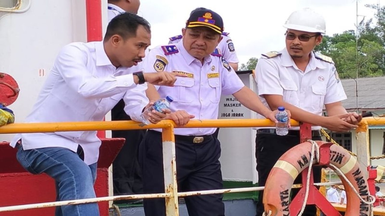 Kepala Dishub Kepri Junaidi (tengah.ANTARA/Nikolas Panama