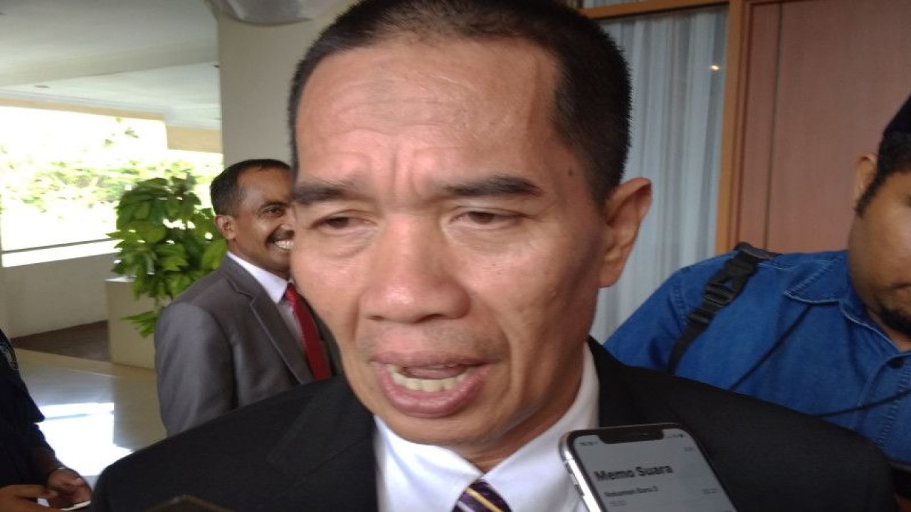 Kepala DPMPTSP Provinsi Malut, Bambang Hermawan (Abdul Fatah)