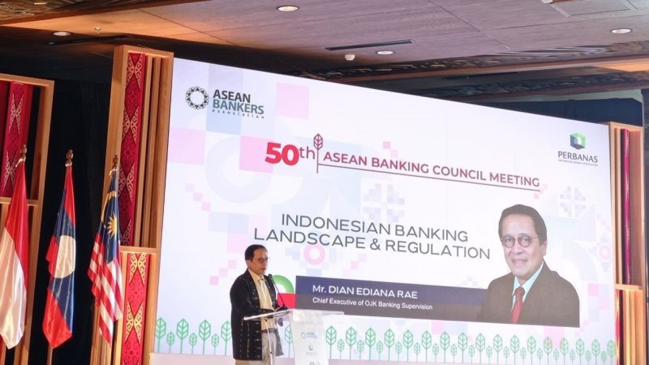 Kepala Eksekutif Pengawas Perbankan Otoritas Jasa Keuangan (OJK) Dian Ediana Rae dalam Pembukaan Pertemuan ASEAN Banking Council (ABC) ke-50 di Labuan Bajo, NTT, Jumat (2/12/2022). (ANTARA/Sanya Dinda)