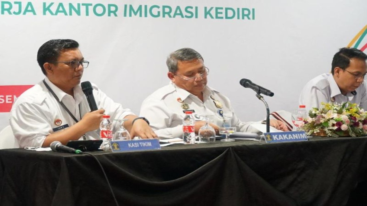 Kepala Kantor Imigrasi Kediri Erdiansyah (tengah) di Kediri, Jawa Timur. ANTARA/HO-Imigrasi Kediri