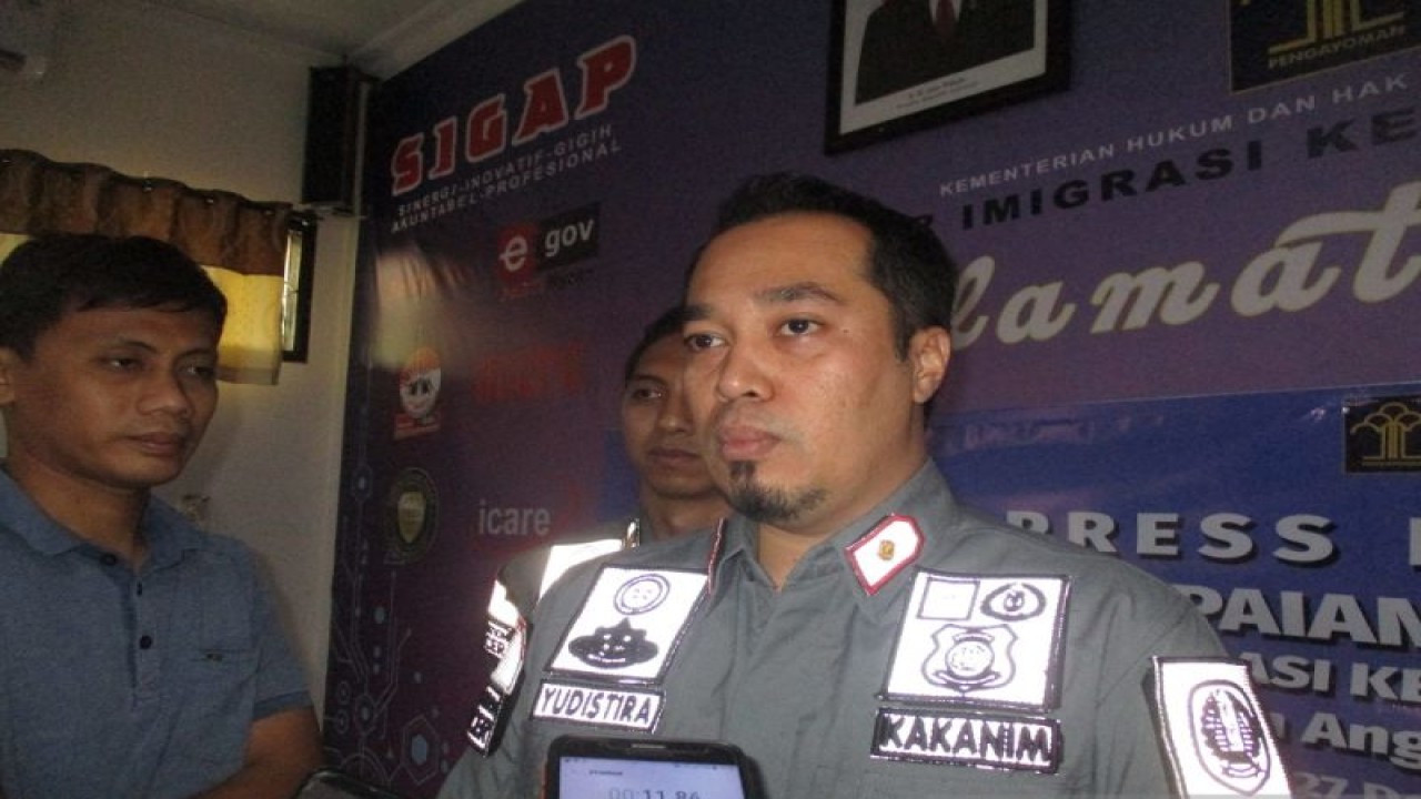 Kepala Kantor Imigrasi Kelas II Non-TPI Blitar Arief Yudistira di Blitar, Jawa Timur. ANTARA/ Asmaul