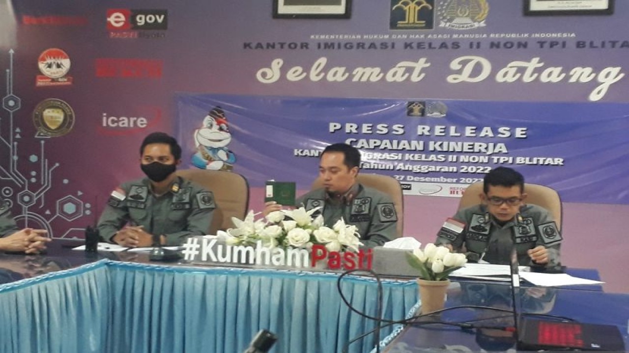 Kepala Kantor Imigrasi Kelas II Non-TPI Blitar Arief Yudistira di Blitar, Jawa Timur, Selasa (27/12/2022). ANTARA/ Asmaul
