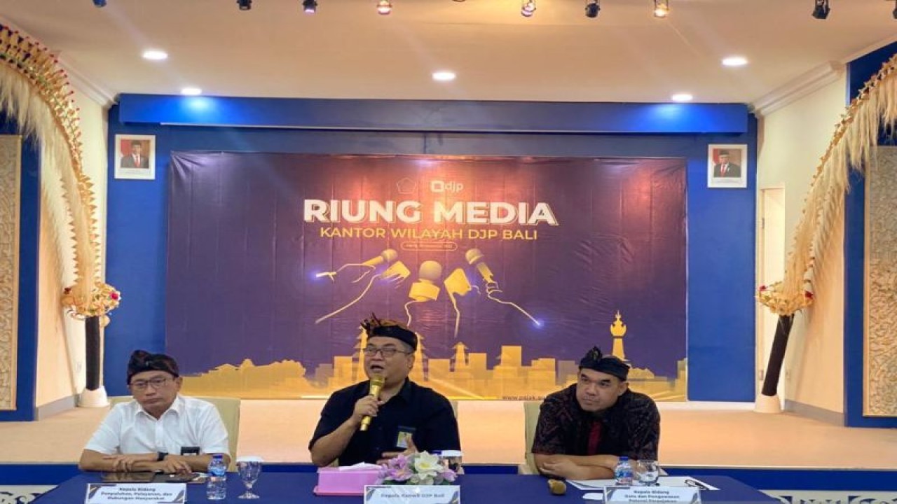 Kepala Kanwil Direktorat Jenderal Pajak Bali Anggrah Warsono (tengah) dalam acara Riung Media di Denpasar, Kamis (29/12/2022). ANTARA/Ni Luh Rhismawati.