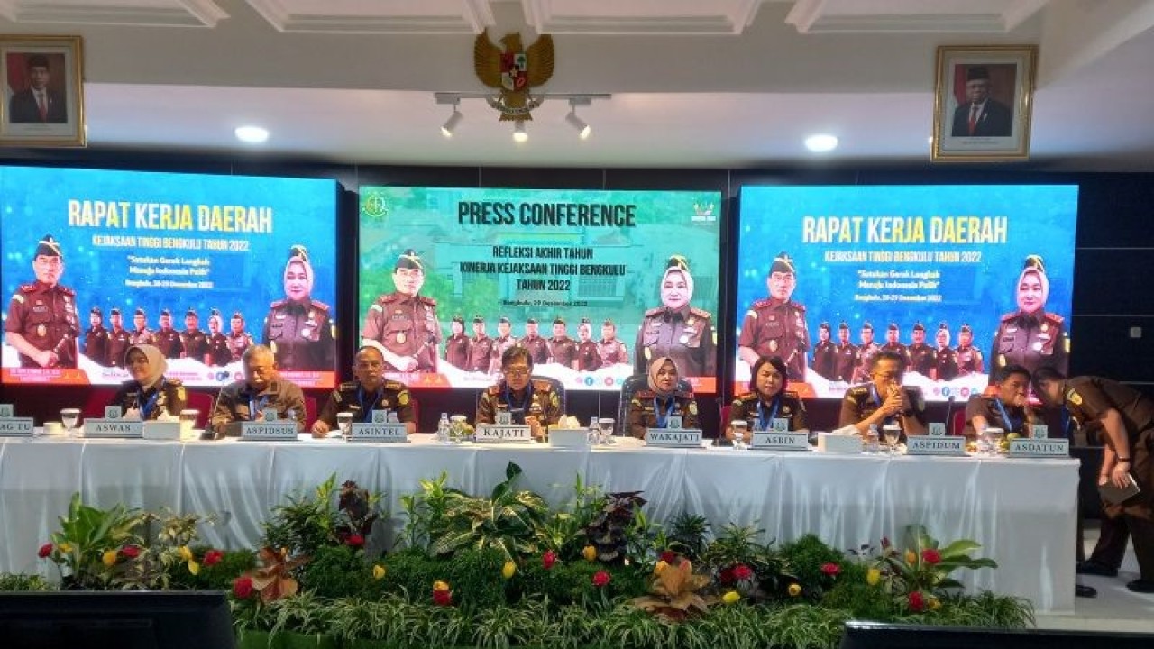 Kepala Kejaksaan Tinggi Bengkulu Heri Jerman beserta jajarannya. ANTARA/Anggi Mayasari