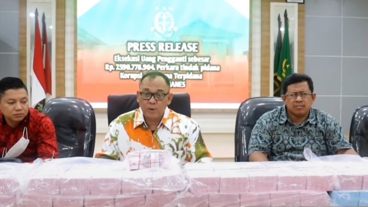 Kepala Kejari Tanjungpinang Joko Yuhono (tengah) menunjukkan uang pengganti korupsi sebesar Rp7,5 miliar di kantornya, Sabtu (10/12/2022). ANTARA/Ogen