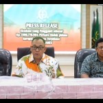Kepala Kejari Tanjungpinang Joko Yuhono (tengah) menunjukkan uang pengganti korupsi sebesar Rp7,5 miliar di kantornya, Sabtu (10/12/2022). ANTARA/Ogen-1670738138