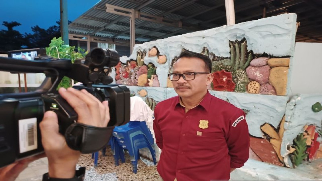 Kepala Pelabuhan Perikanan Samudera Bitung Ady Candra menargetkan produksi perikanan yang didaratkan naik hingga 30 persen pada 2023. ANTARA/Karel A Polakitan (1)