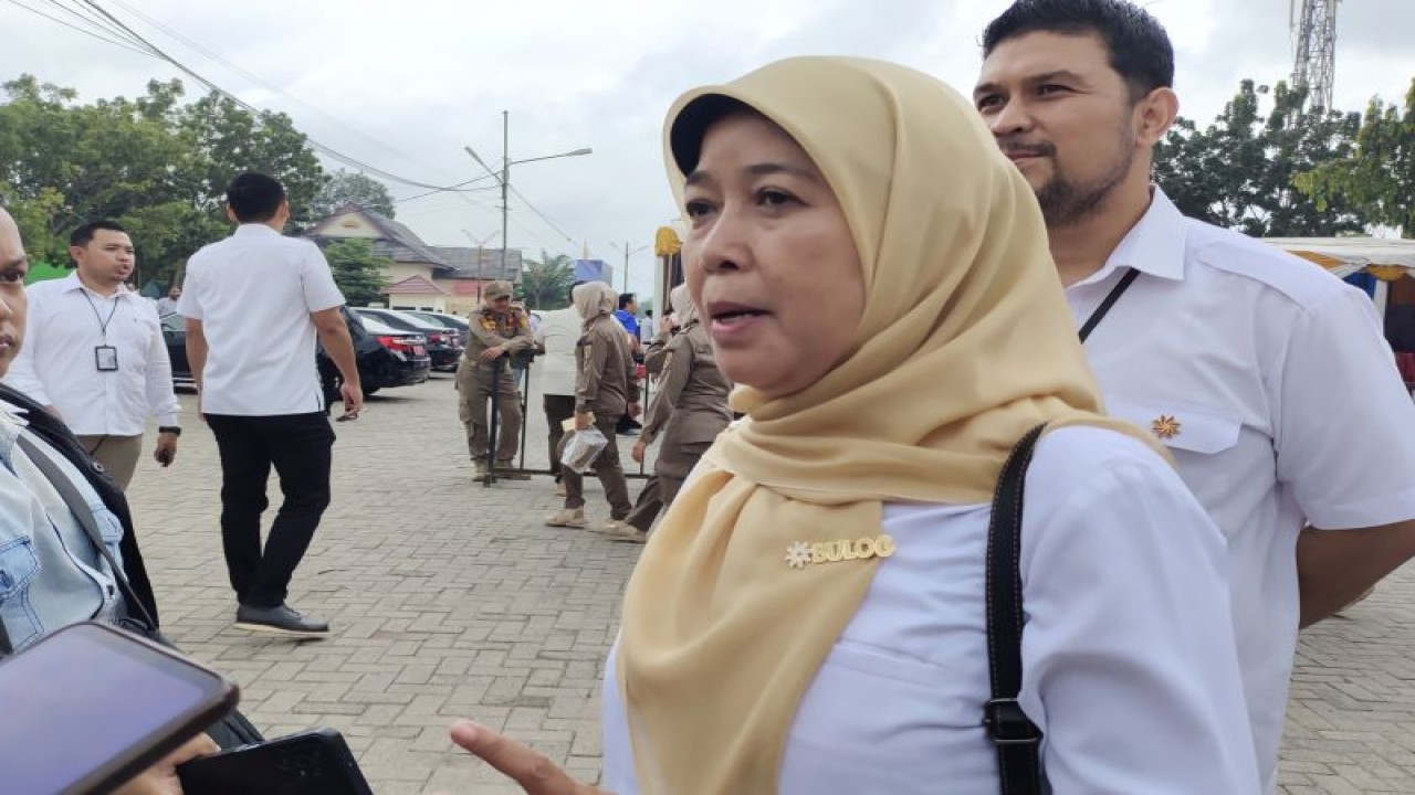 Kepala Perum Bulog Divisi Regional Lampung Etik Yulianti saat memberi keterangan. ANTARA/Ruth Intan Sozometa Kanafi.