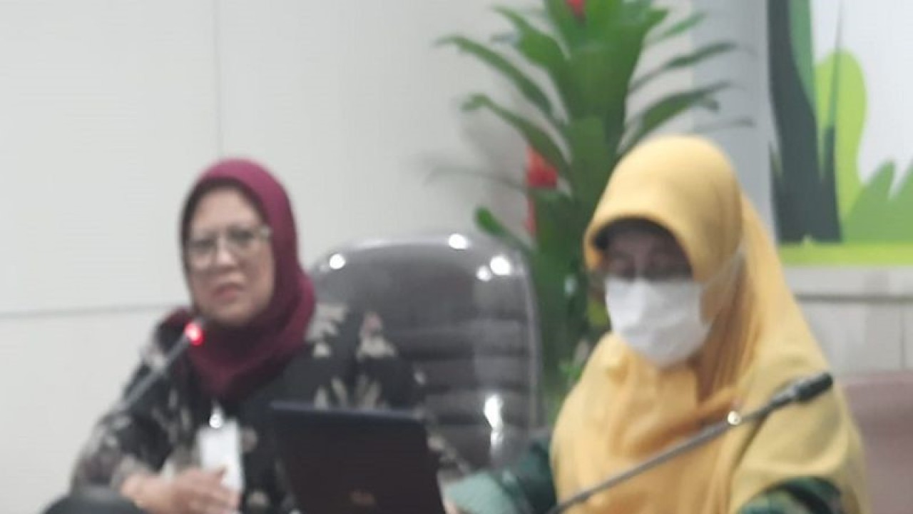 Kepala Perum Bulog Sultra, Siti Mardati Saing (kiri) saat menghadiri kegiatan rilis di BPS Kendari. (Foto ANTARA/Azis Senong)