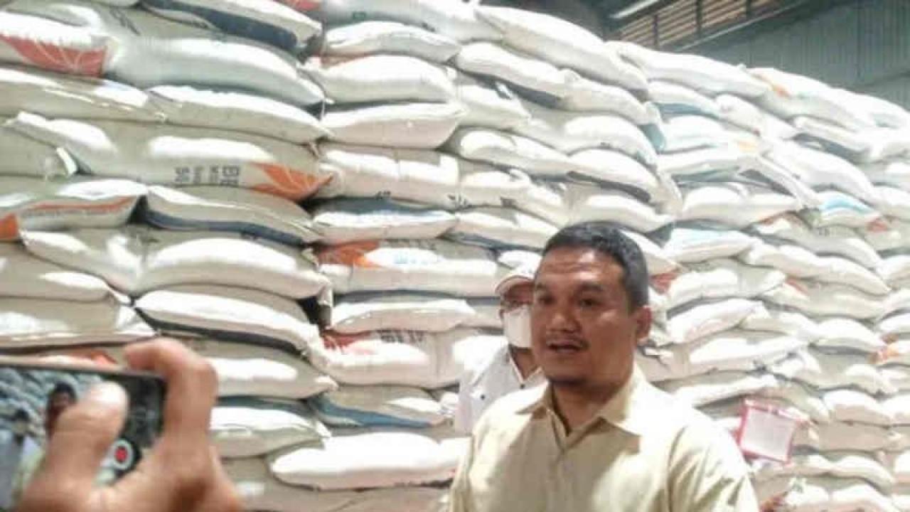 Kepala Pimpinan Perum Bulog Kantor Cabang Cirebon Budi Sultika memberi keterangan kepada media di Cirebon, Rabu (30/11/2022). (ANTARA/Khaerul Izan)