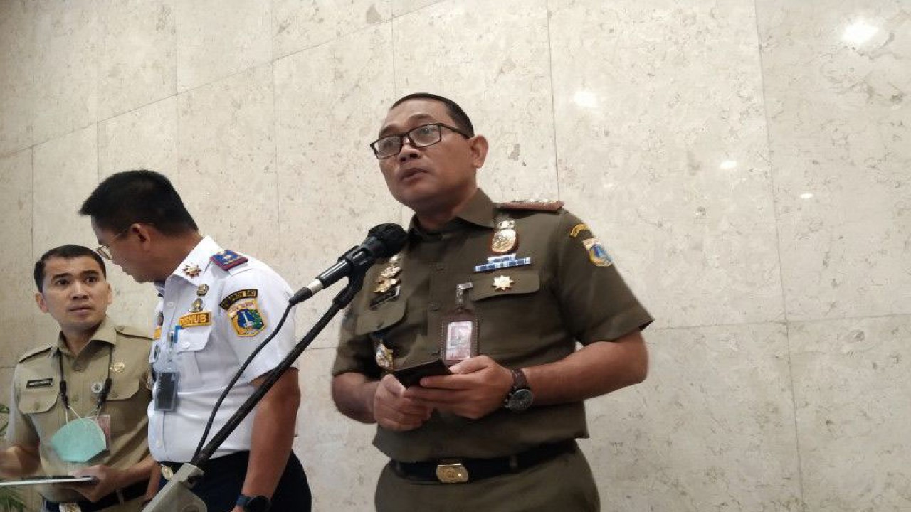 Kepala Satpol PP DKI Arifin memberikan keterangan pers terkait pengamanan Natal dan tahun baru di Balai Kota Jakarta, Selasa (20/12/2022) ANTARA/Dewa Ketut Sudiarta Wiguna