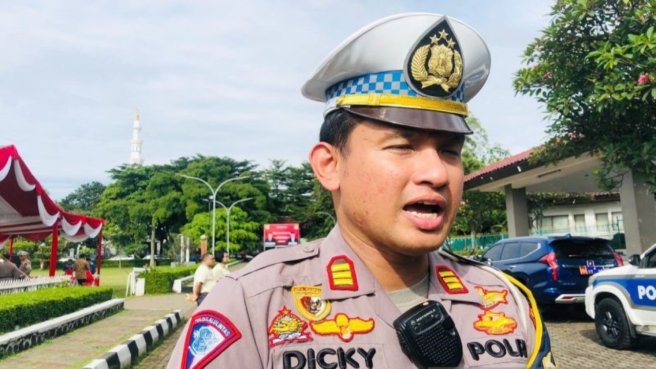 Kepala Satuan Lalu Lintas (Kasatlantas) Polres Bogor, AKP Dicky Anggi Pranata di  Kabupaten Bogor, Jawa Barat. (ANTARA/M Fikri Setiawan)