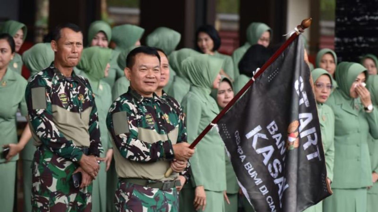 Kepala Staf Angkatan Darat (Kasad) Jenderal TNI Dudung Abdurachman saat melepas keberangkatan bantuan untuk korban gempa Cianjur, Jawa Barat di Mabesad, Jakarta, Selasa (6/12/2022). ANTARA/HO-Dispenad