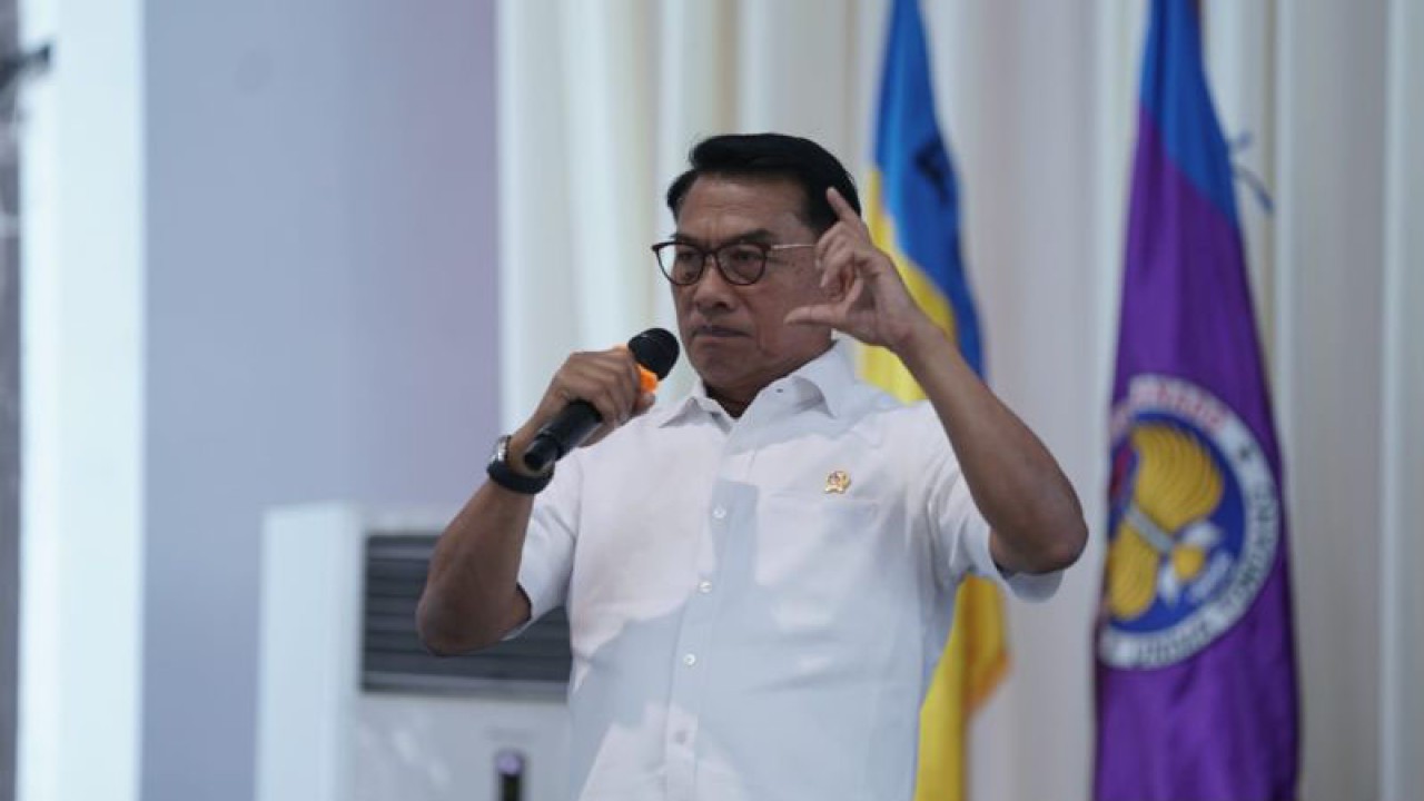 Kepala Staf Kepresidenan Moeldoko memberikan kuliah umum kepada para mahasiswa Universitas Negeri Manado (Unima), Sulawesi Utara, Jumat (16/12). (ANTARA/HO-Kantor Staf Presiden)