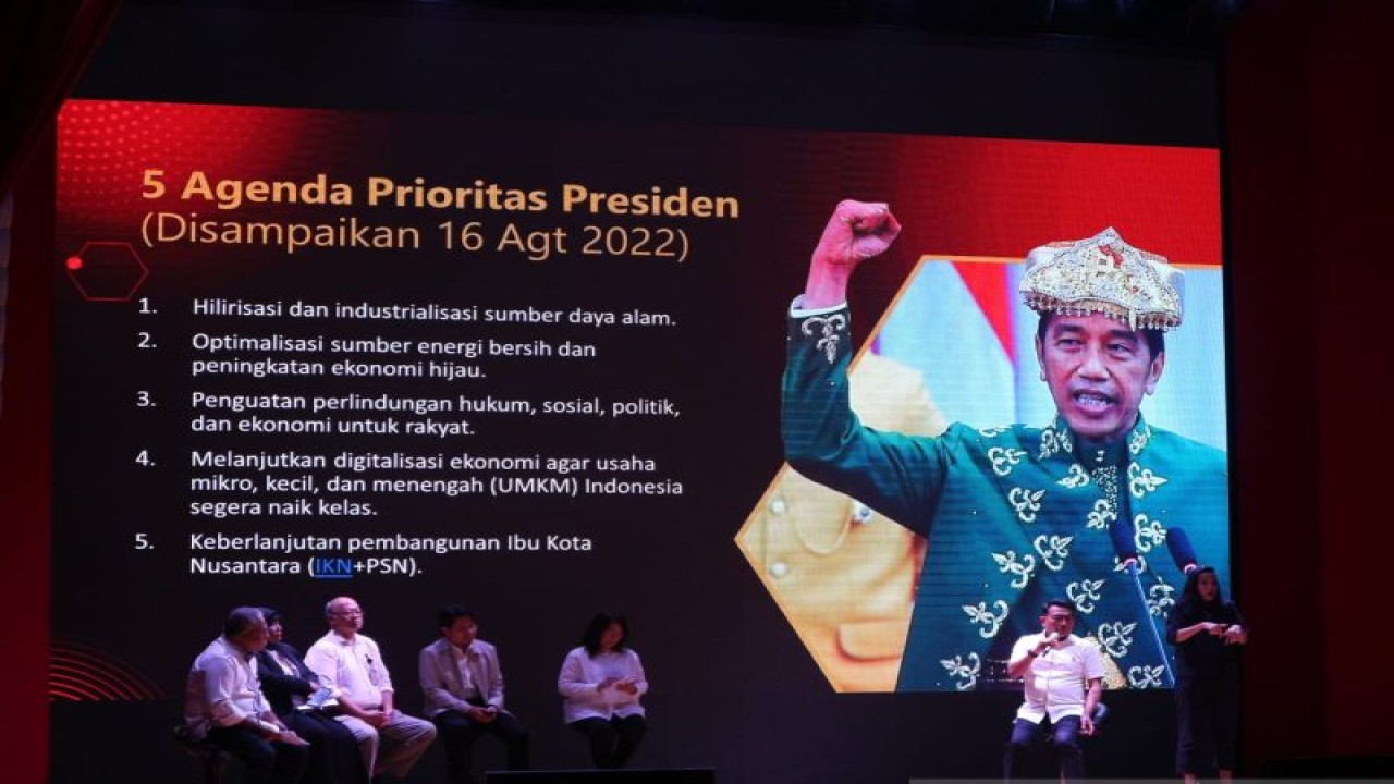 Kepala Staf Kepresidenan Moeldoko bersama para deputi dan perwakilan kedeputian KSP menjelaskan kesiapan KSP mengawal agenda priortas Presiden Joko Widodo di tahun mendatang, di Jakarta, Selasa (27/12/2022). ANTARA/Rangga Pandu Asmara Jingga.