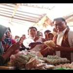 Kepala Staf Kepresidenan Moeldoko sedang menyapa pedagang di Pasar Sorogenen, Kota Pekalongan di Pekalongan, Rabu (28/12/2022). (ANTARA/Kutnadi)-1672223480