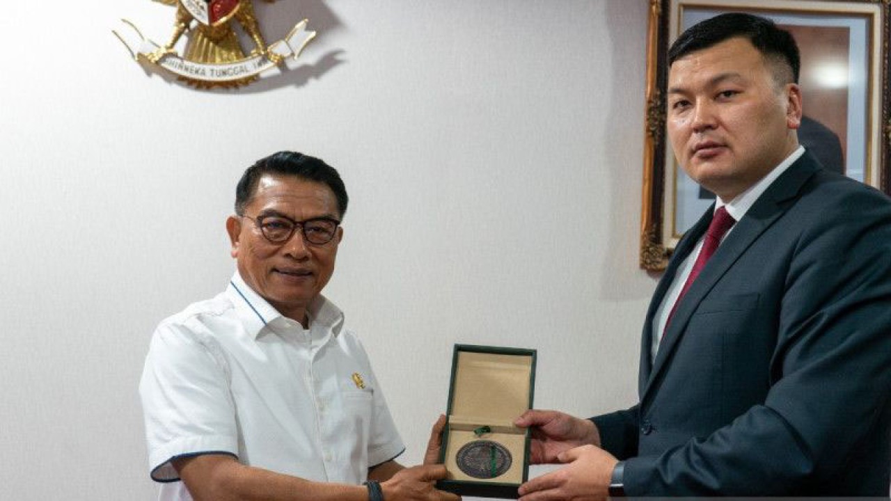 Kepala Staf Kepresidenan RI Moeldoko (kiri) menerima 11 delegasi pejabat tinggi Republik Kirgizstan dan perwakilan Kantor PBB Urusan Obat-obatan dan Kejahatan (UNODC) di Gedung Bina Graha, Jakarta, pada Rabu (7/12). (ANTARA/HO-Kantor Staf Presiden)