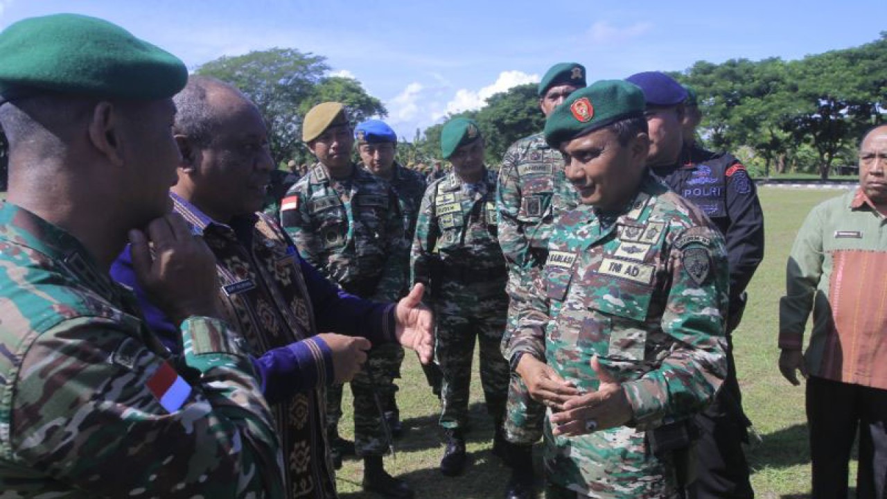 Kepala Staf Korem 161/Wirasakti Kolonel (Cpl) Simon Petrus Kamlasi (kanan). FOTO ANTARA/Kornelis Kaha