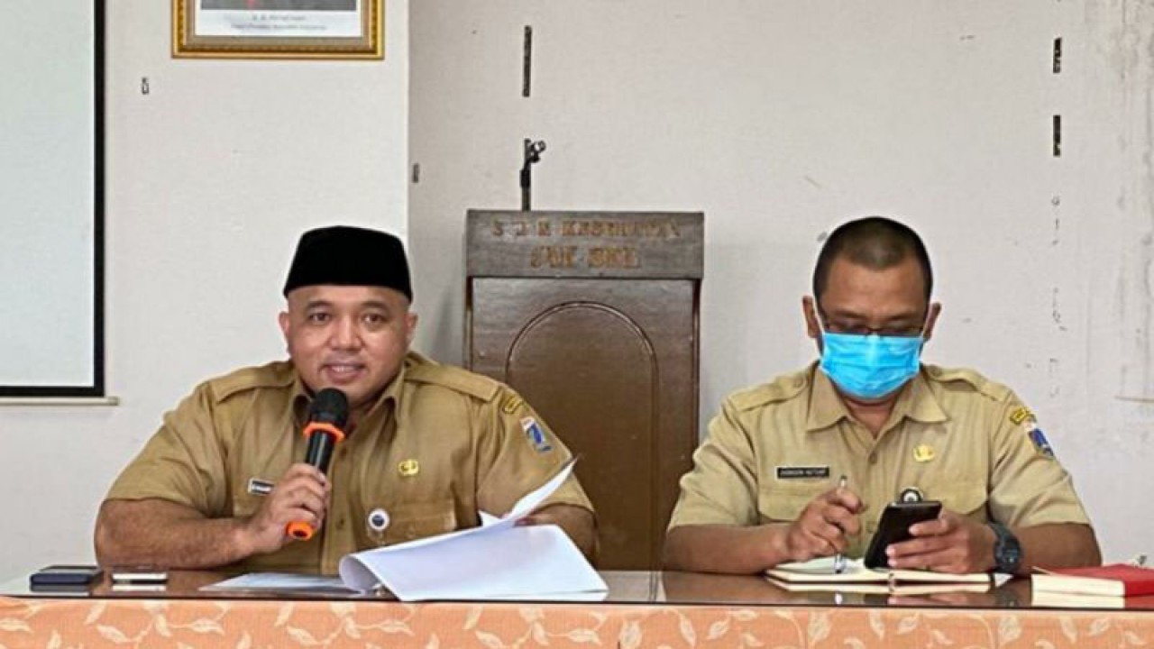 Kepala Suku Dinas Kesehatan Jakarta Selatan Yudi Dimyati (kiri) dan Pelaksana tugas (Plt.) Kepala Seksi Kesehatan Masyarakat Suku Dinas Kesehatan Jakarta Selatan Jhonson Hotsar (kanan) saat monitoring dan evaluasi mengenai stunting, Jakarta, Senin (12/12/2022). ANTARA/Luthfia Miranda Putri