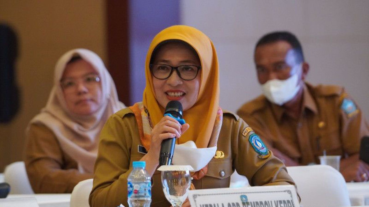 Kepala Dinas Pemberdayaan Masyarakat dan Desa, Kependudukan dan Pencatatan Sipil Kepri Misni. (ANTARA/Nikolas Panama).