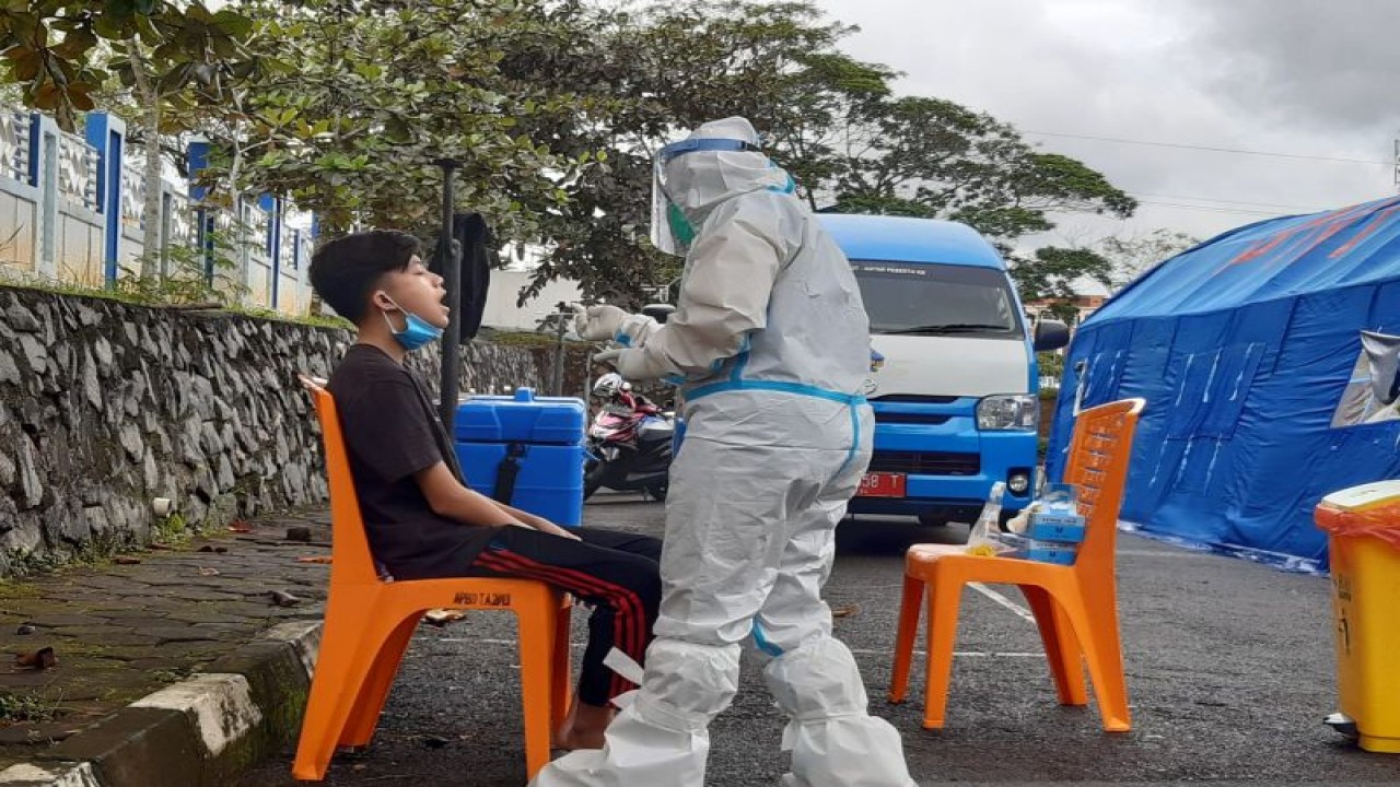 Dokumen - Seorang remaja tes usap dengan metode PCR di RSUP Kepri belum lama ini untuk mengetahui apakah dirinya tertular COVID-19 atau tidak. ANTARA/Nikolas Panama