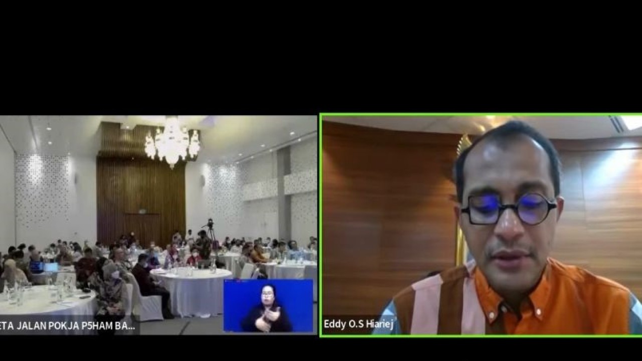 Screenshot-Wamenkumham Edward Omar Sharif Hiariej (kanan) memberikan tampilan pada seminar Roadmap Pokja P5HAM PDM di Jakarta, Senin, (5/12/2022). (ANTARA/Muhammad Zulfikar)