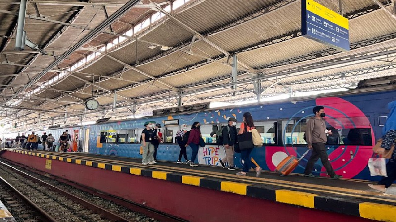 Keramaian penumpang di Stasiun Tugu Yogyakarta menjelang libur akhir tahun, Kamis (22/12/2022) (ANTARA/Eka AR)