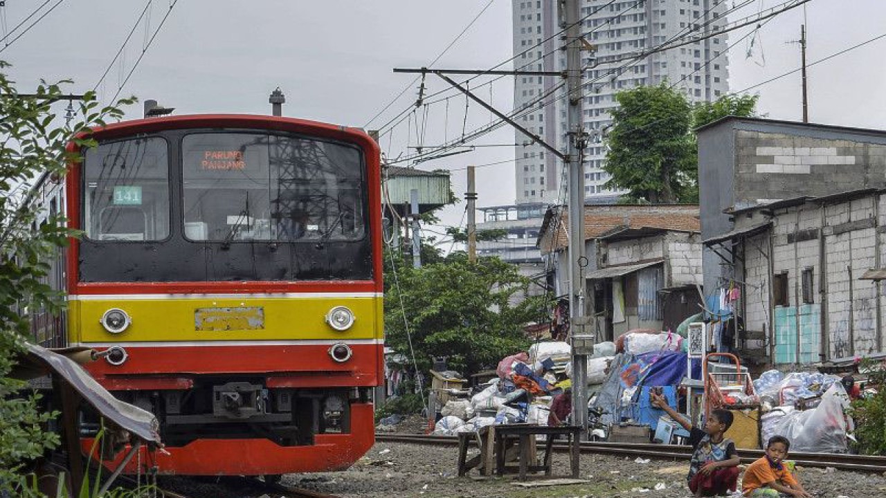 Arsip Foto - Dua anak bermain di tengah jalur kereta api Palmerah-Tanah Abang, Jakarta, Selasa (27/10/2022). ANTARA FOTO/Sulthony Hasanuddin/rwa.