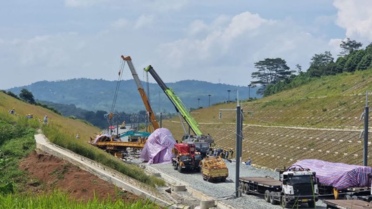 Alat-alat berat dikerahkan untuk mengevakuasi kereta kerja yang anjlok di area proyek Kereta Cepat Jakarta-Bandung di Kabupaten Bandung Barat, Provinsi Jawa Barat, Senin (19/12/2022). (ANTARA/Bagus Ahmad Rizaldi)