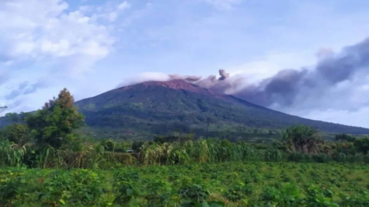 Gunung Kerinci Jambi kembali mengeluarkan abu vulkanik setinggi 700 meter, Selasa (ANTARA/HO/IST)