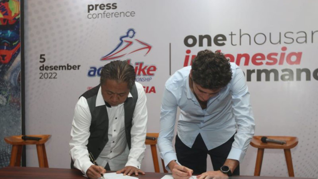 Penandatangan nota kesepakatan menjelang pelaksanaan Aquabike World Championship Grand Prix Indonesia, antara Direktur Utama PT Big Brother Indonesia Ivan Karen Andrian dengan pihak Union Internationale Motonautique, di Waduk Jatiluhur Purwakarta. (ANTARA/Ali Khumaini)