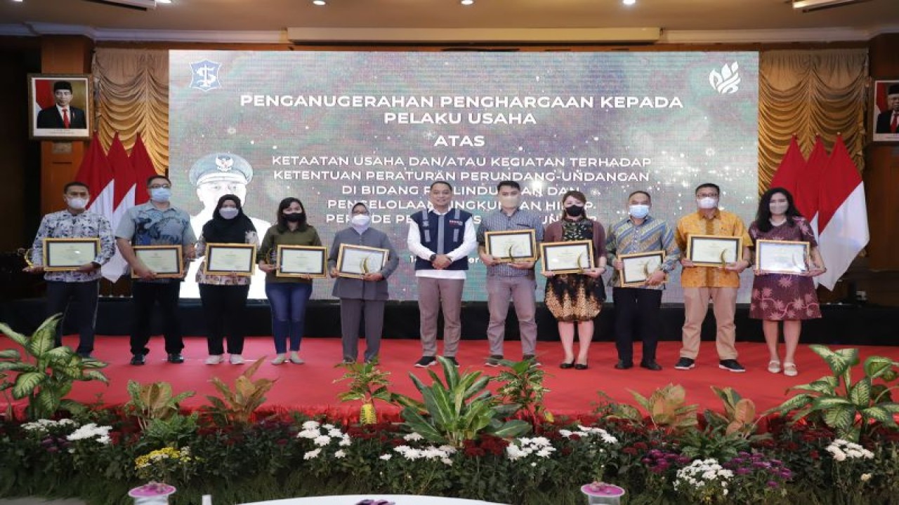 Wali Kota Surabaya Eri Cahyadi memberikan penghargaan kepada 10 perusahaan yang dinilai paling menaati peraturan mengenai pelindungan dan pengelolaan lingkungan di Graha Sawunggaling, Kota Surabaya, Rabu (14/12/2022). (ANTARA/HO-Diskominfo Surabaya)