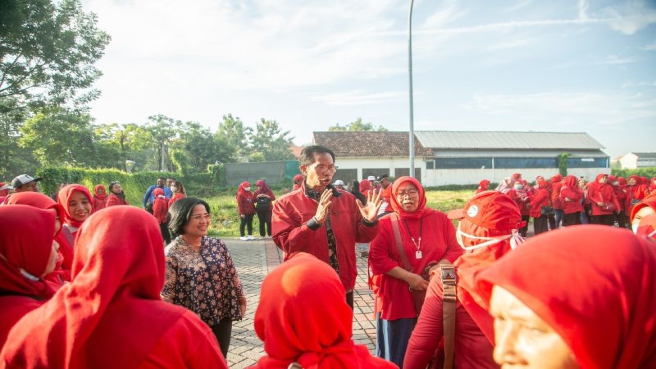 Arsip Foto: Ketua DPC PDIP Surabaya Adi Sutarwijono saat bersama ibu-ibu penggerak kegiatan di kampung Kota Surabaya. (ANTARA/HO-PDIP Surabaya)