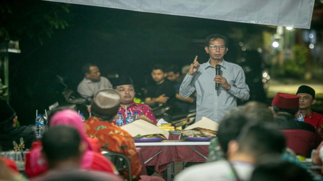 Ketua DPRD Surabaya Adi Sutarwijono saat menghadiri tasyakuran pembangunan jaringan air bersih dari PDAM di Karangpoh, Tandes, Surabaya pada Sabtu (17/12/2022) malam. (ANTARA/HO-DPRD Surabaya)