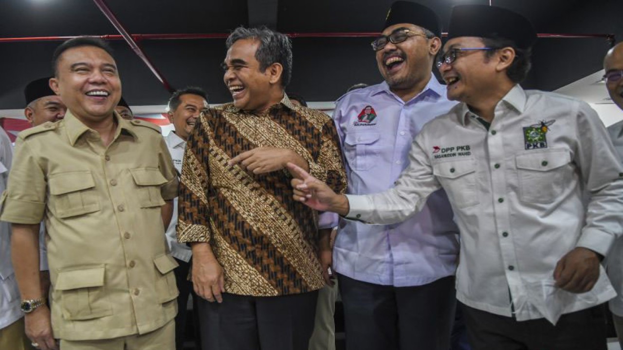 Ketua Harian DPP Partai Gerindra Sufmi Dasco Ahmad (kiri) bersama Sekjen Partai Gerindra Ahmad Muzani (kedua kiri) berbincang dengan Sekjen PKB Hasanuddin Wahid (kanan), dan Wakil Ketua Umum bidang Pemenangan Pemilu PKB Jazilul Fawaid (kanan) usai melakukan pertemuan di Jakarta, Kamis (30/6/2022). ANTARA FOTO/Galih Pradipta/foc.