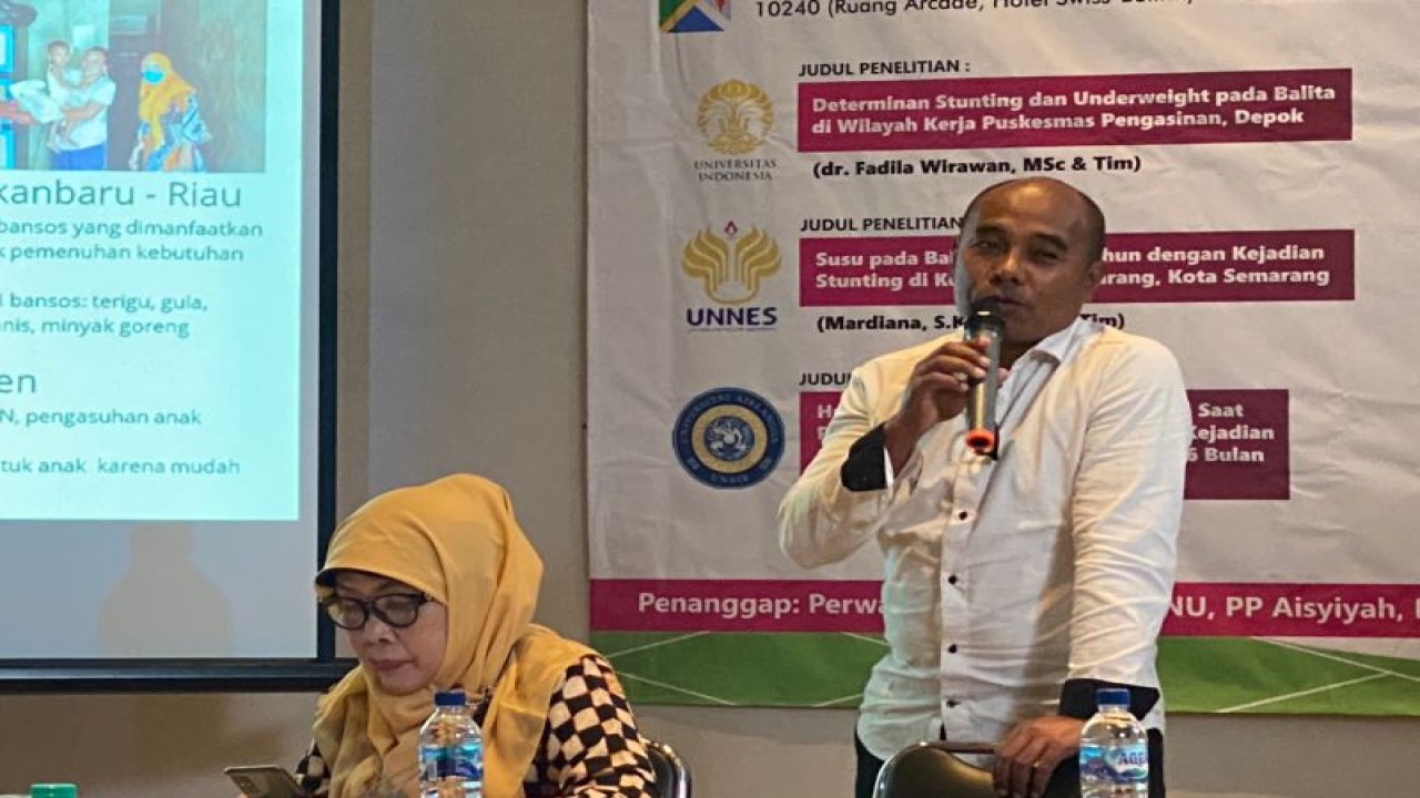 Ketua Harian YAICI Arif Hidayat (kanan) saat memaparkan temuan lapangan dalam Temu Media Laporan Capaian Edukasi dan Peningkatan Literasi Gizi di Jakarta, Senin (12/12/2022). (ANTARA/Hreeloita Dharma Shanti)