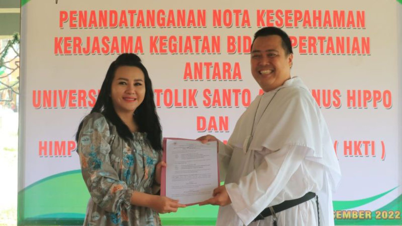 Ketua HKTI Kabupaten Landak Karolin Margret Natasa dan Universitas Katolik Santo Agustinus Hippo melakukan MoU untuk pengelolaan sampah menjadi pupuk dan pestisida organik. (istimewa)