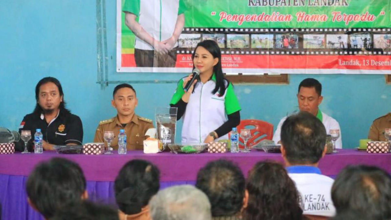 Ketua HKTI Landak Karolin Margret Natasa memberikan penyuhan kepada para petani di Kecamatan Air Besar dan Kecamatan Kuala Behe (ANTARA/HO-istimewa)