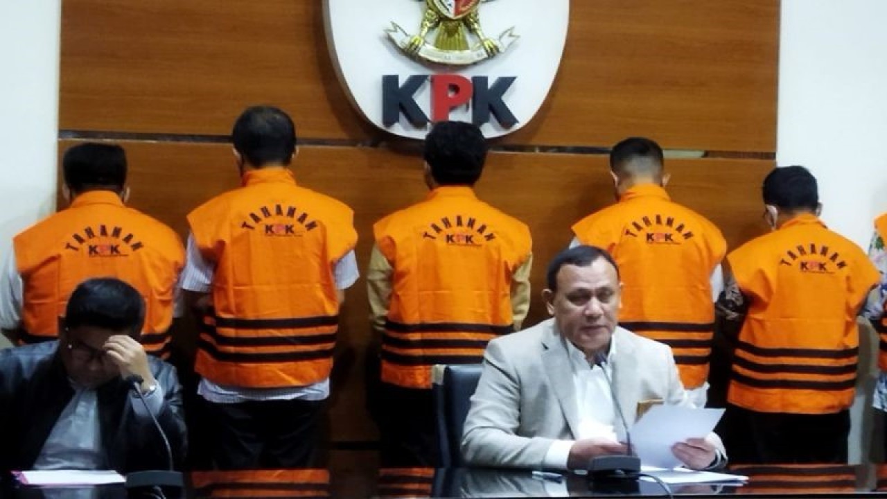 Ketua KPK Firli Bahuri (kanan) saat jumpa pers di Gedung Merah Putih KPK, Jakarta, Kamis (8/12/2022). ANTARA/Benardy Ferdiansyah