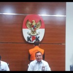Ketua KPK Firli Bahuri (tengah) dalam konferensi pers di Gedung Merah Putih KPK, Jakarta, Senin (19-12-2022). ANTARA/Tri Meilani Ameliya-1671445482