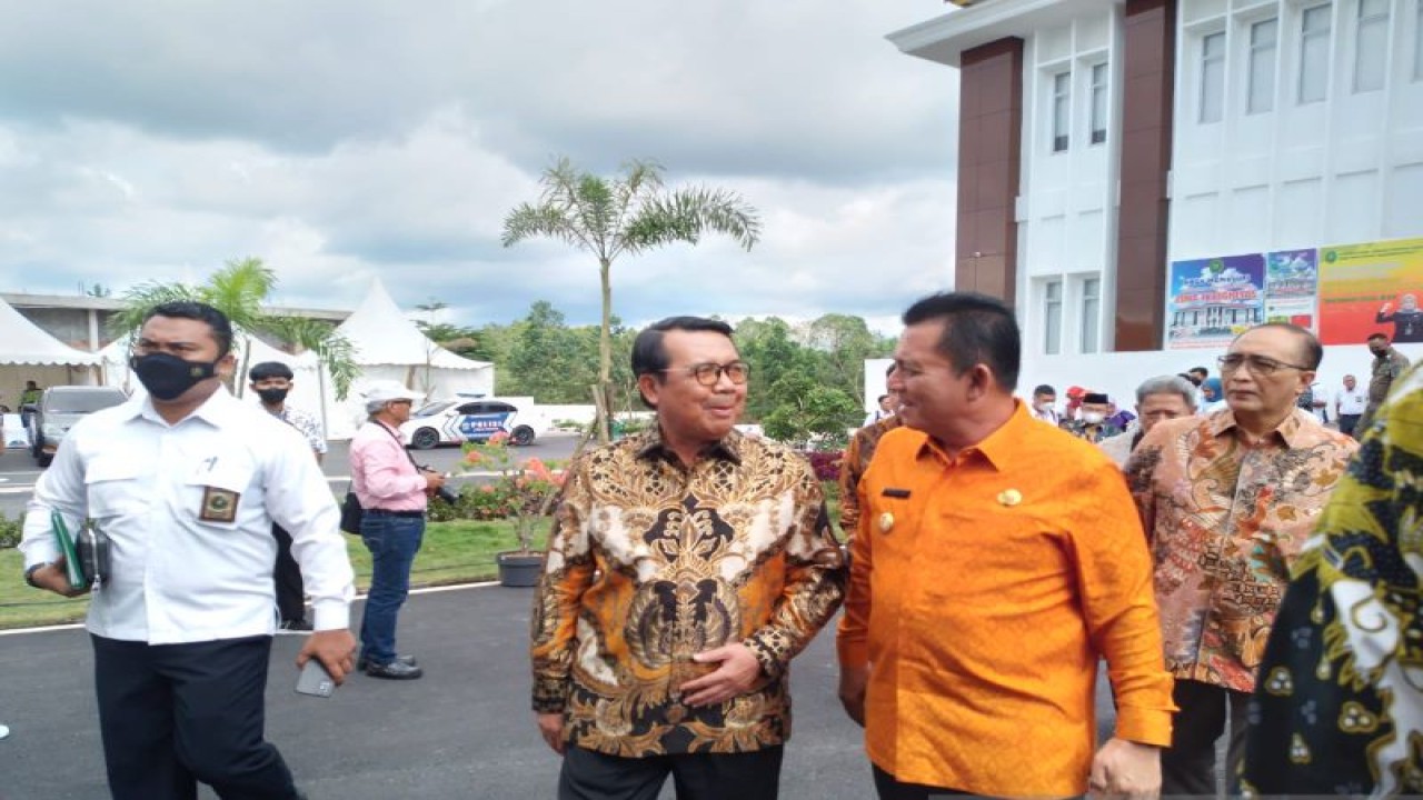 Ketua Mahkamah Agung (MA) Prof Syarifuddin (mengenakan baju batik) saat berdiskusi dengan Gubernur Kepri Ansar Ahmad di Pengadilan Negeri Tanjungpinang. ANTARA/Nikolas Panama