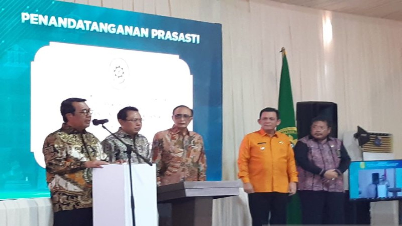 Ketua Mahkamah Agung (MA) Prof Syarifuddin saat pidato meresmikan 13 pengadilan tingkat banding baru dan 38 gedung pengadilan tingkat pertama di Pengadilan Tinggi Kepri, Senin. (ANTARA/Nikolas Panama)